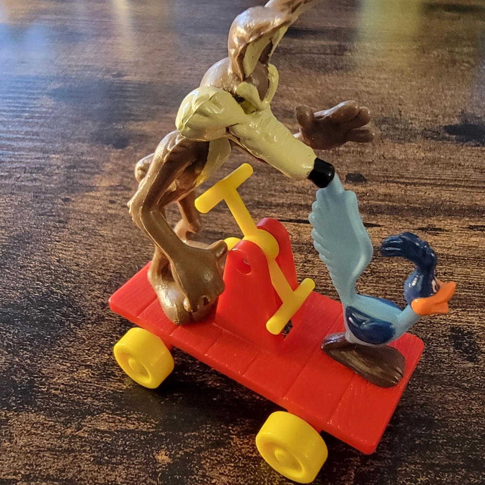 1989 McDonalds Happy Meal Looney Tunes Wile E Coyote and RoadRunner Toy Figures
